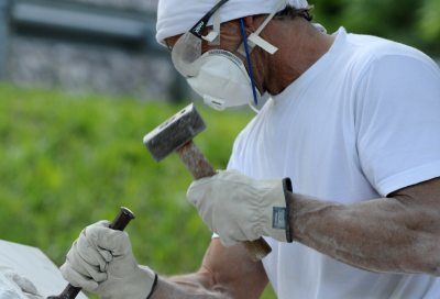 ARTISTA AL LAVORO.